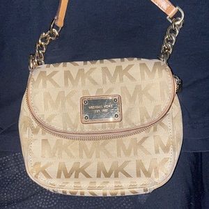 Beautiful beige tan and gold Crossbody Michael Kors.